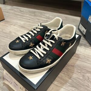 Gucci Men's Black Sneakers with Red and Green Accents